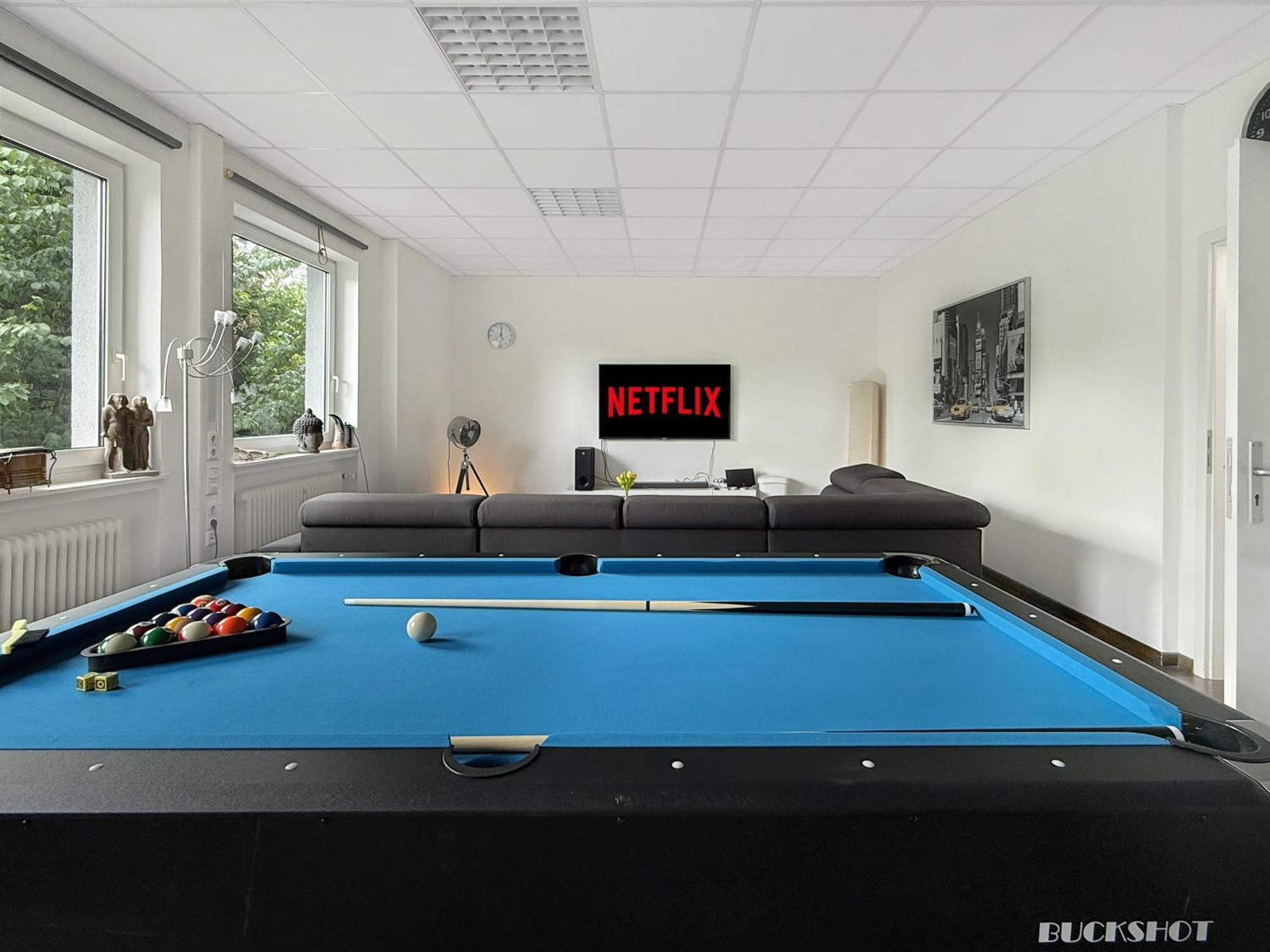 Group Oasis In Cinema, Pool Table, 17 Beds Apartment München